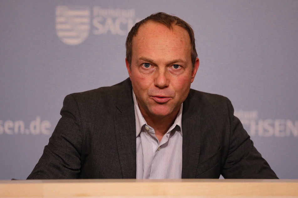 Umweltminister Wolfram Günther (47, Grüne) hat wieder Ärger mit dem Abwasser. Diesmal sind die Kommunen sauer auf ihn, weil sein Ministerium Fördermittel gestrichen hat.