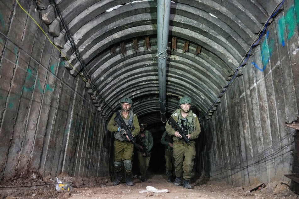 Israelische Soldaten durchsuchen einen Hamas-Terrortunnel.