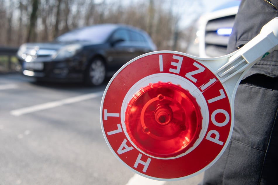 Polizei kontrolliert Autofahrer (46) aus den Niederlanden: Ein Detail macht die Beamten stutzig