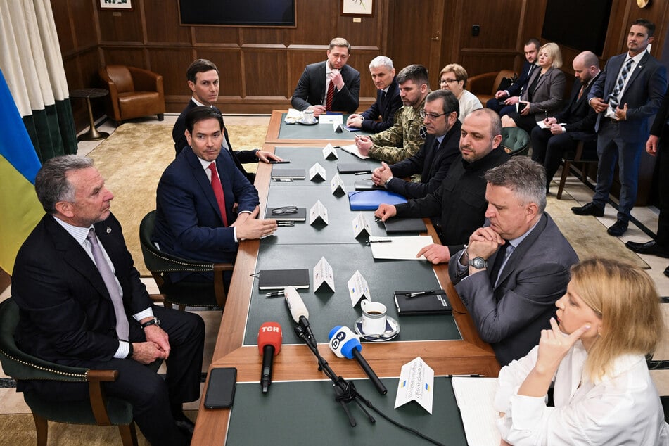 US Secretary of State Marco Rubio (l.) meets with Ukrainian officials headed by Secretary of the National Security and Defense Council of Ukraine Rustem Umerov (r.) in Hallandale Beach, Florida on November 30, 2025. (Photo by CHANDAN KHANNA / AFP)