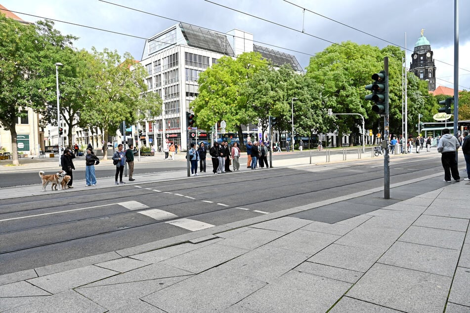 Dresden: Mitten in der Nacht: Mann mit schweren Gesichtsverletzungen gefunden