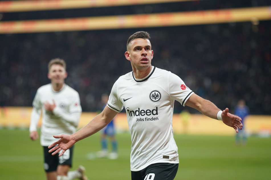 Jubelt über Platz 2: Frankfurts Rafael Borré (27) nach seinem 2:0 gegen Schalke 04 am Samstag.