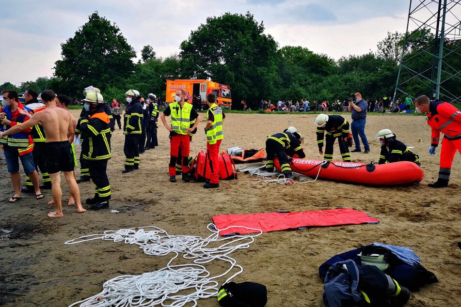 Hamburg: Drama am Badesee! Taucher ziehen leblosen Körper aus dem Wasser