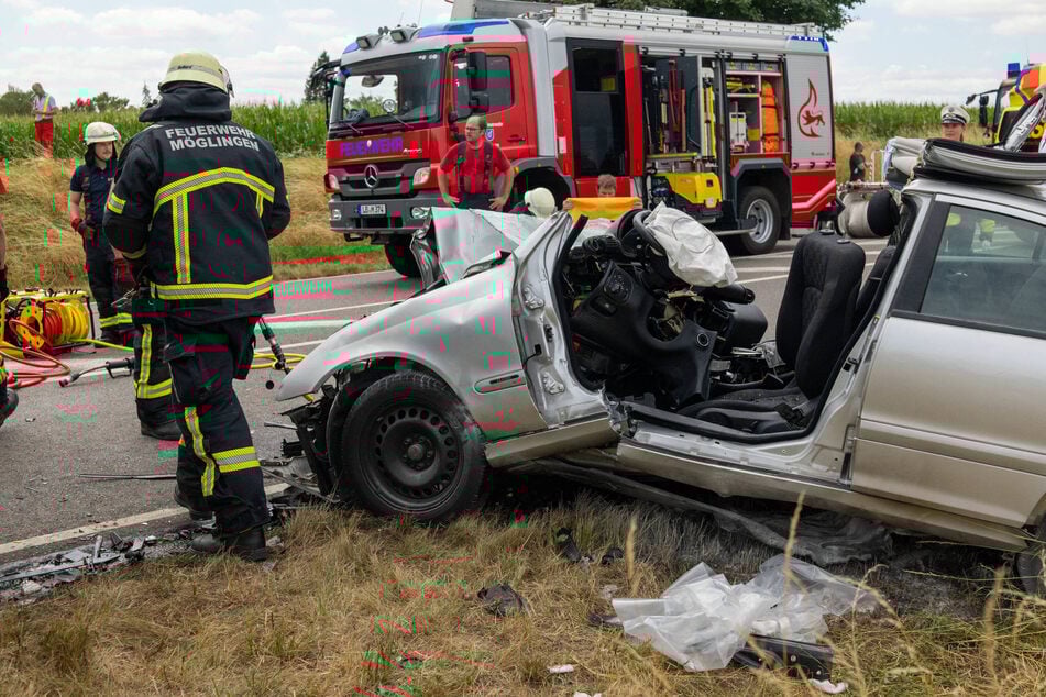 Der Verletzte musste aus dem Auto geschnitten werden. Er starb später im Krankenhaus.