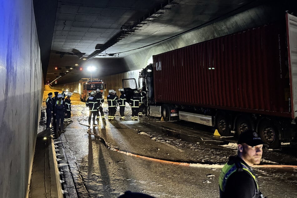 Hamburg: Feuer im Elbtunnel! Lastwagen steht in Flammen