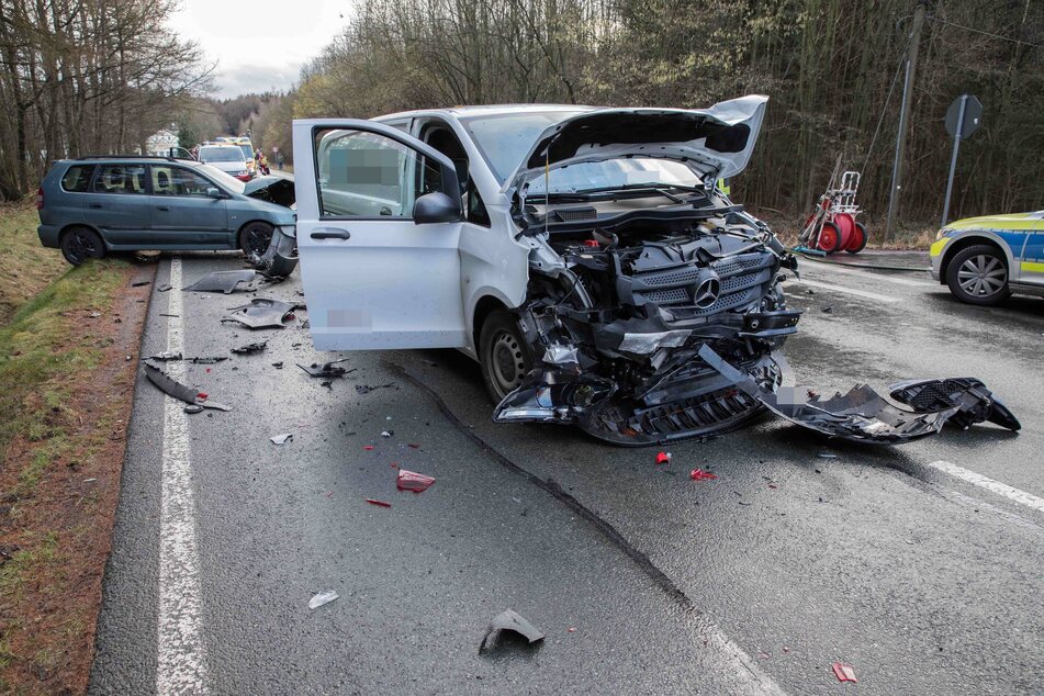 Auf der B101 in Brand-Erbisdorf kam es am Freitag zu einem schweren Unfall: Drei Autos wurden beschädigt, vier Personen verletzt.