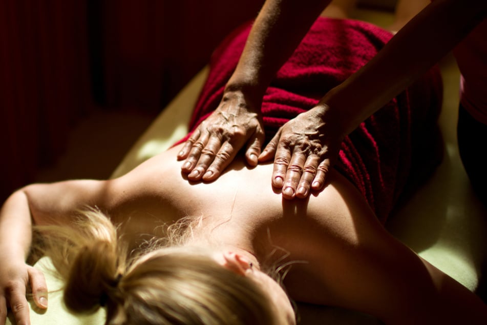Während der Massage soll der Mann sexuelle Handlungen an seinen Kundinnen vorgenommen haben. (Symbolbild)