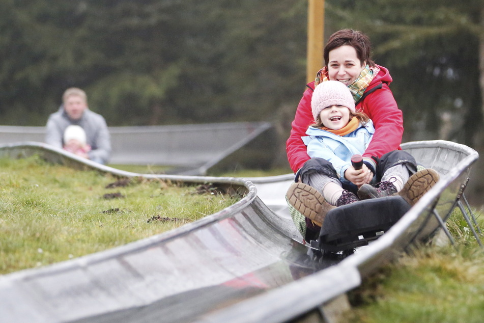 Die Sommerrodelbahn bietet Spaß für jung und alt.