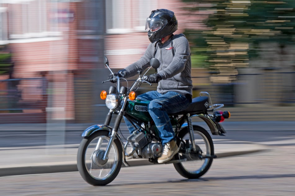 Bei einem Unfall am Samstag in Roßlau wurde ein Simson-Fahrer (39) verletzt. (Symbolbild)