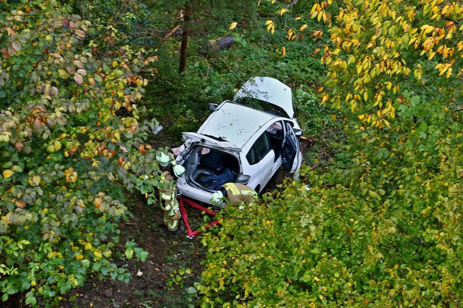Der Mann landete mit seinem Wagen inmitten eines angrenzenden Waldes.