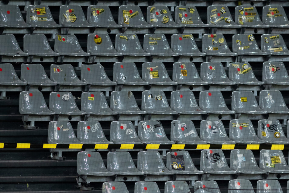 Ein Foto mit Symbolcharakter: Fans wird man in den kommenden Wochen vergebens in den Stadien suchen.