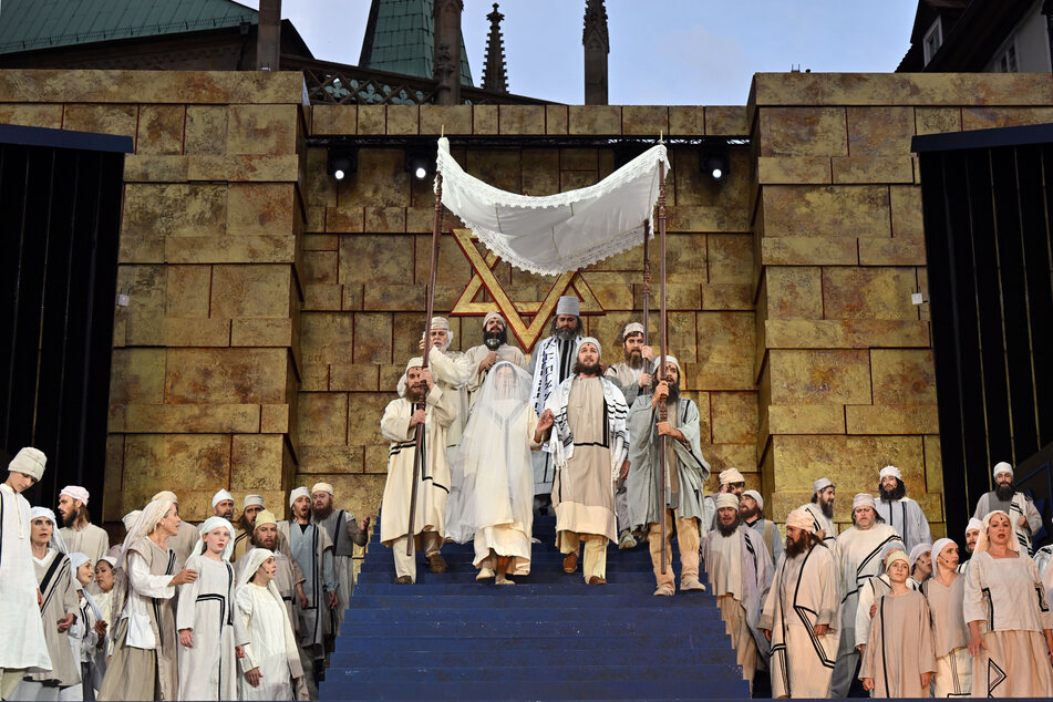 Die Oper "Nabucco" von Giuseppe Verdi lockte tausende Besucher zu den Domstufen-Festspielen nach Erfurt.