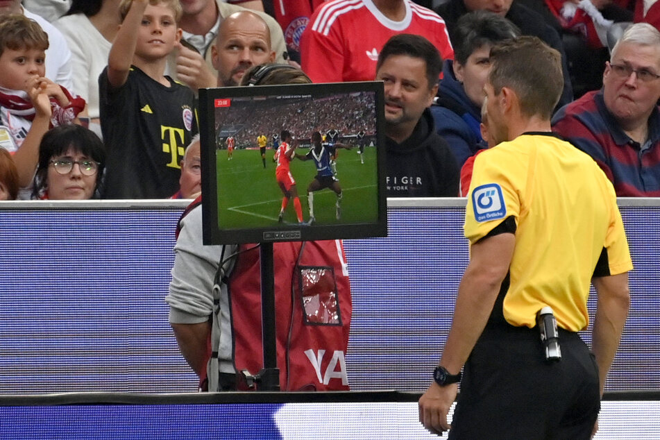 Schiedsrichter Tobias Stieler (44) sah sich die Szene nach Hinweis des VAR noch einmal am Monitor selbst an.