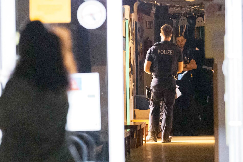 Nachdem Unbekannte in den St.-Pius-Kindergarten in Köln-Flittard eingebrochen sind, sicherte die Polizei Spuren.