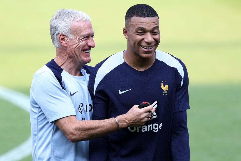 Chefcoach Didier Deschamps (55, l.) und Superstar Kylian Mbappé (25) wollen mit der französischen Nationalmannschaft in die nächste K.o.-Runde ziehen.