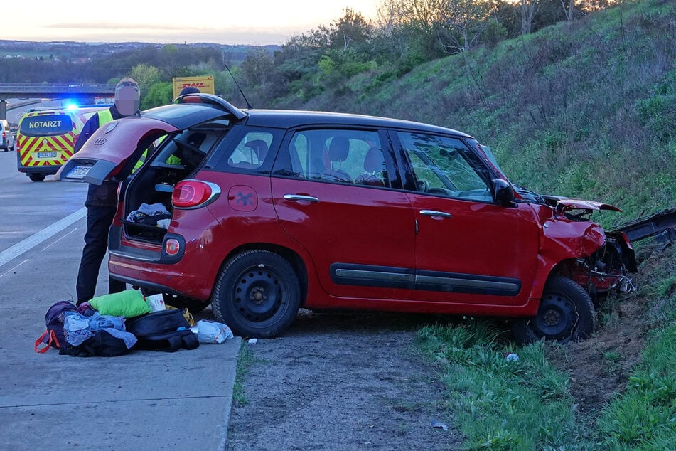 Unfall A4: Fiat überschlägt sich auf A4: Oma und drei Enkelkinder schwer verletzt!