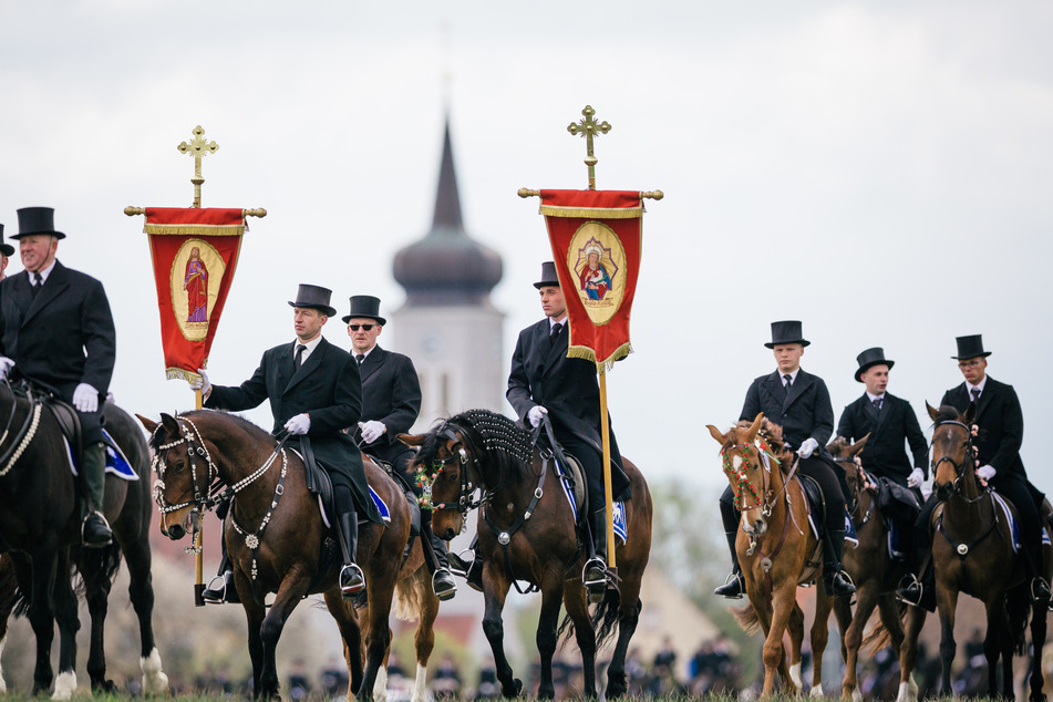 Auf Zuschauer müssen Osterreiter in diesem Jahr verzichten. Auf dem Pferderücken dürfen sie die Maske aber abnehmen.