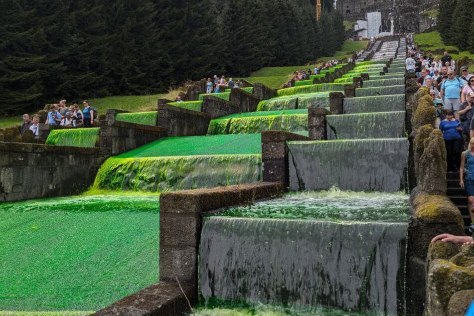 Mit eigenen Angaben nach biologisch abbaubarer Farbe färbten die Klimaaktivisten der "Klimagerechtigkeit Kassel" die Wasserspiele im Bergpark giftgrün.