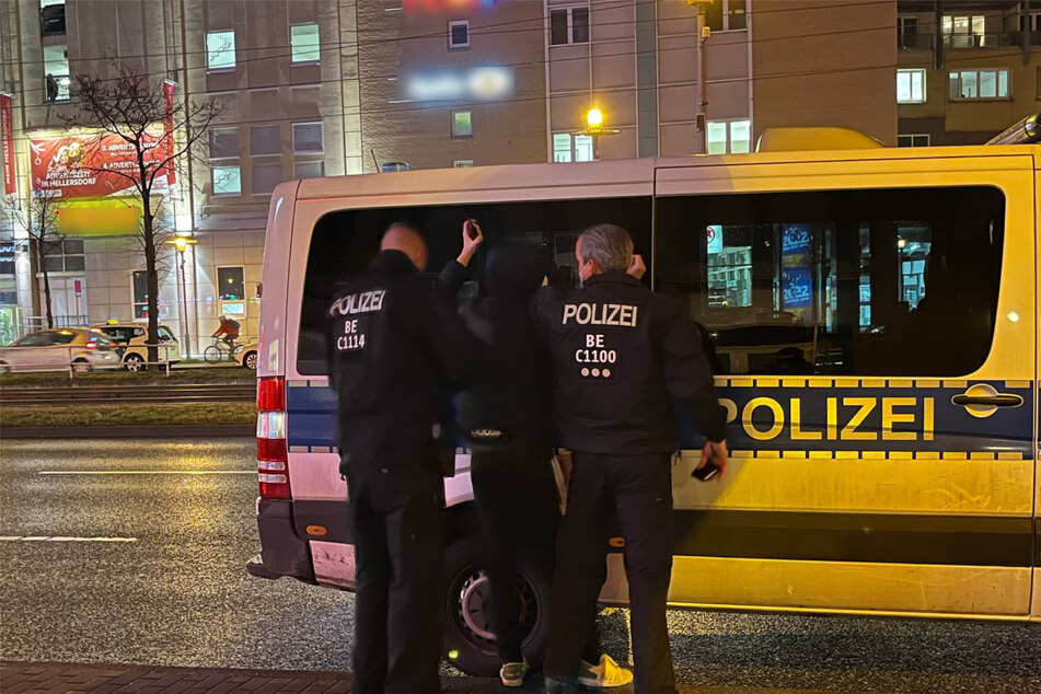Weil sich nicht alle Demonstranten an die Regeln halten, muss die Berliner Polizei eingreifen.