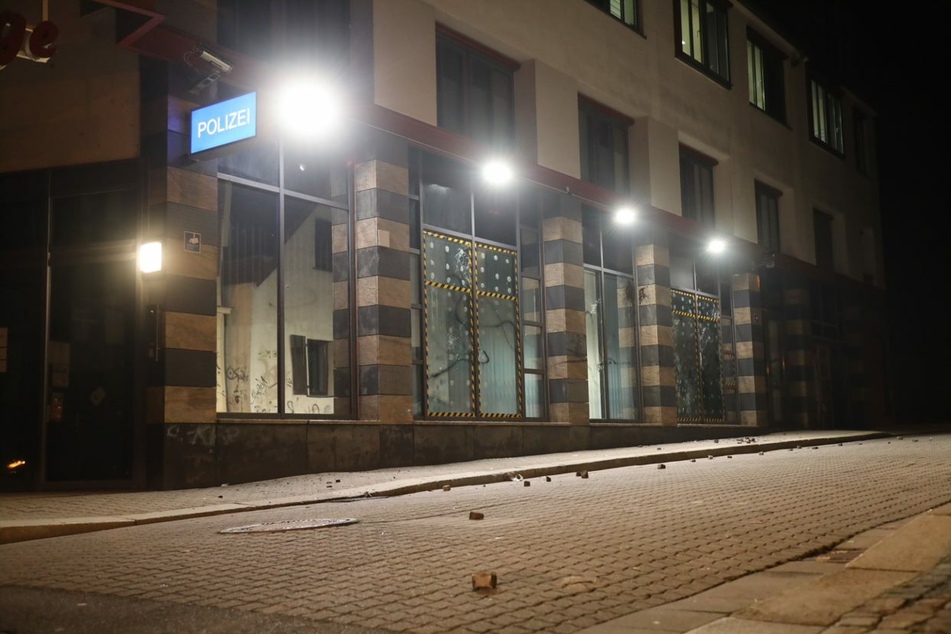 Der Connewitzer Polizeiposten in der Wiedebach-Passage ist wieder beschädigt worden.