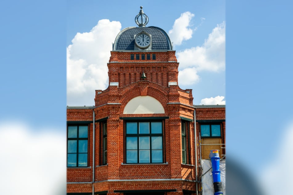 In diesem Gebäude der Baumwollspinnerei Clauß entsteht das neue Rathaus von Flöha. Uhr und Glocke hängen schon.