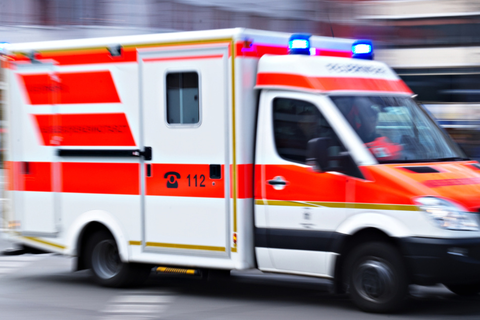 Der Rettungsdienst steht auch über die Weihnachtstage bereit, um bei Notfällen zu helfen (Symbolbild).