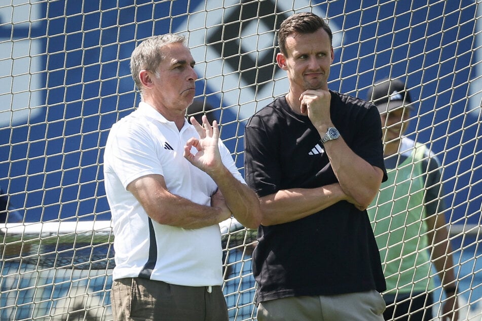 Sportchef Claus Costa (41, r.) und Sport-Vorstand Stefan Kuntz (62) basteln im Hintergrund am Kader des HSV.