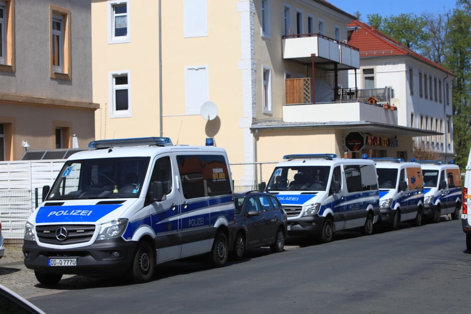 Im vergangenen April wurde die Wohnung des Verdächtigen in Heidenau durchsucht. (Archivbild)