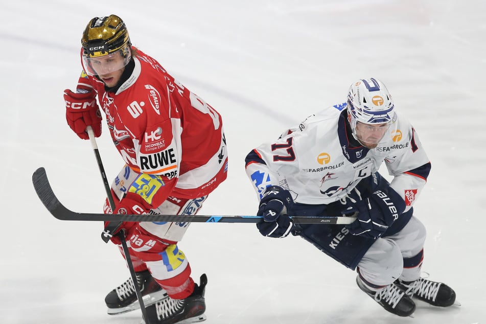 Goldhelm Corey Mackin (30, l.) verletzte sich am Dienstag beim Spiel gegen die Ravensburg Towerstars. Er fällt vorerst aus.