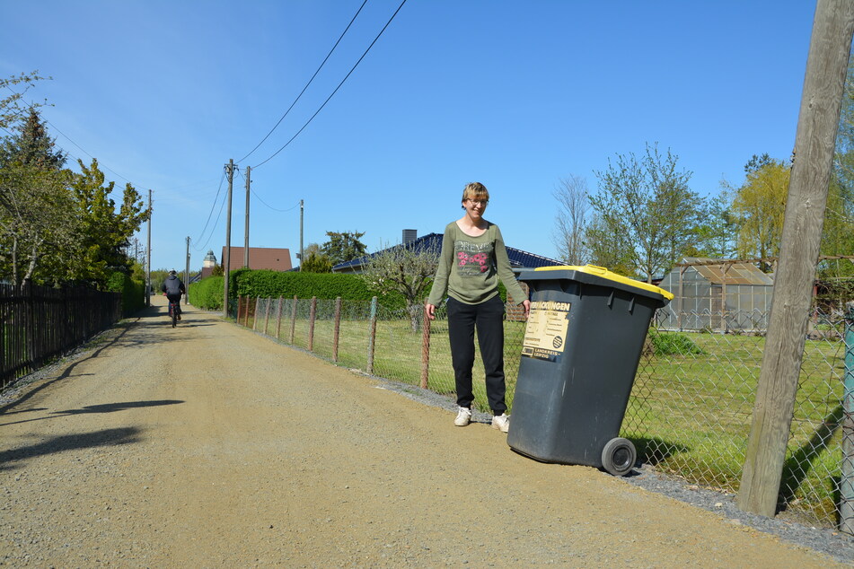 Meterweit muss auch diese Anwohnerin in der Straße "Am Hohen Graben" ihre Mülltonnen zur Leerung mühselig an die Einmündung "Zum Alten Wasserwerk" und zurück rollen.