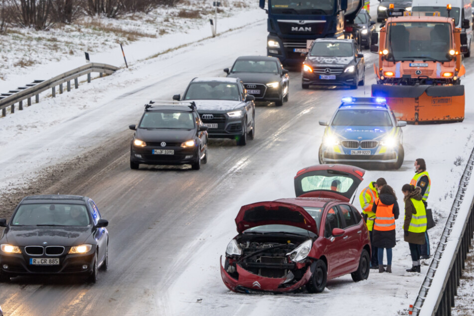 Ein beschädigtes Auto steht nach einem Unfall am Donnerstagmorgen auf der verschneiten Autobahn A94.