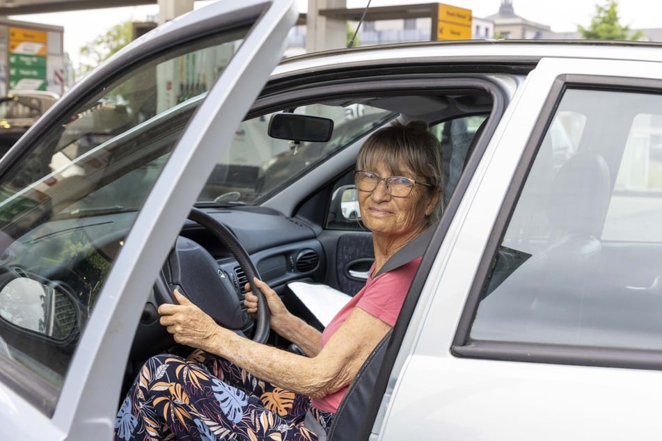 Ulrike (64) hat ebenfalls noch schnell an der Tanke vorbeigeschaut, bevor die Preise ab Mittwochmittag wahrscheinlich deutlich steigen.