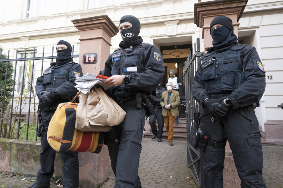 Bei den bundesweiten Razzien gegen die Reichsbürger-Szene wurde in Frankfurt ein mutmaßlicher Rädelsführer festgenommen.
