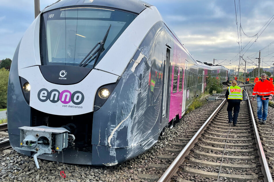 Mehrere Waggons sprangen aus den Schienen, der Zug kam im Schotter zum Stehen.