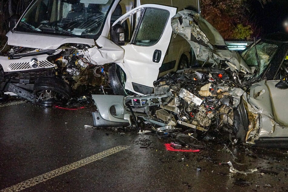 Fahranfänger kracht frontal in Klein-Lkw: 18-Jähriger schwer verletzt