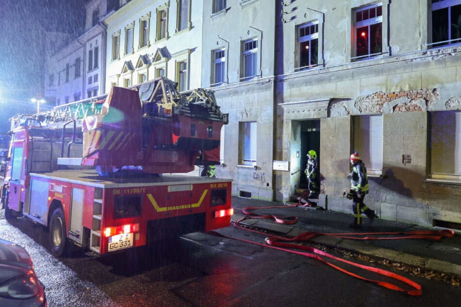In diesem Mehrfamilienhaus in Glauchau (Landkreis Zwickau) brach am Sonntagabend ein Feuer aus. Eine Person wurde verletzt.