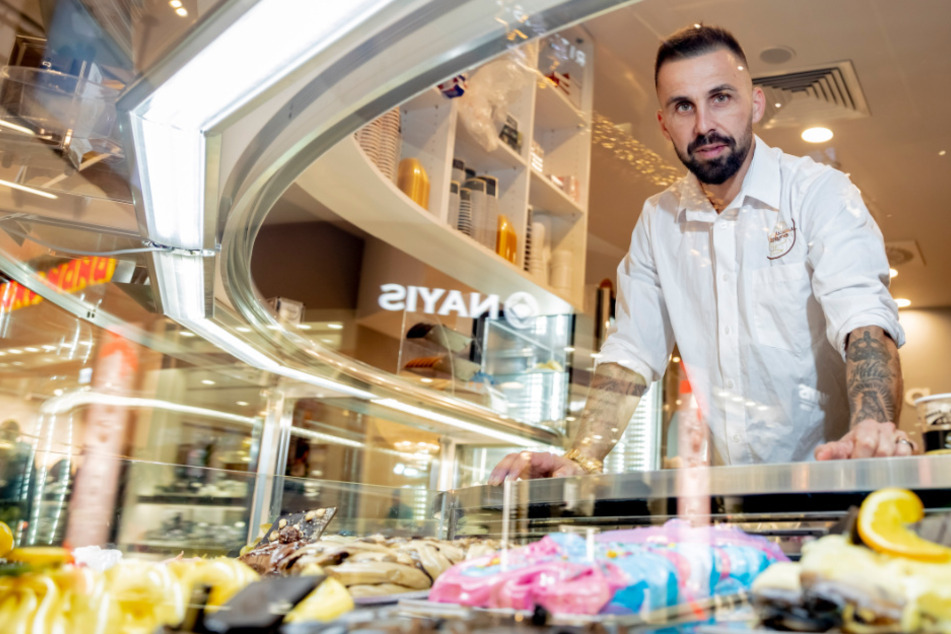 Benjamin Köhler (40), Inhaber des Eiscafés La Luna, steht in seinem Eiscafé in der East Side Mall an der Eistheke.