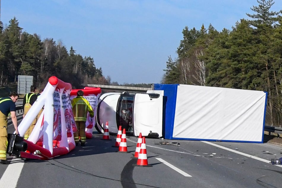 Unfall auf A93: Als Mercedes-Fahrer (†75) aussteigen will, kommt es zur Tragödie