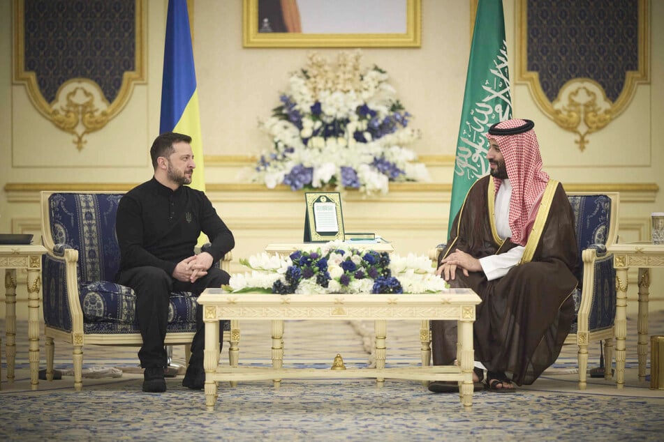 Der ukrainische Präsident Wolodymyr Selenskyj (48, l.) ist nach Angaben aus Kiew in Saudi-Arabien für Gespräche mit Kronprinz Mohammed bin Salman (40) eingetroffen. (Archivbild)