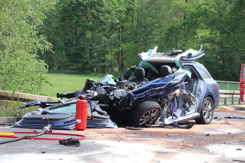 Bei einem heftigen Unfall in Brandenburg ist am Donnerstag ein Autofahrer verstorben.