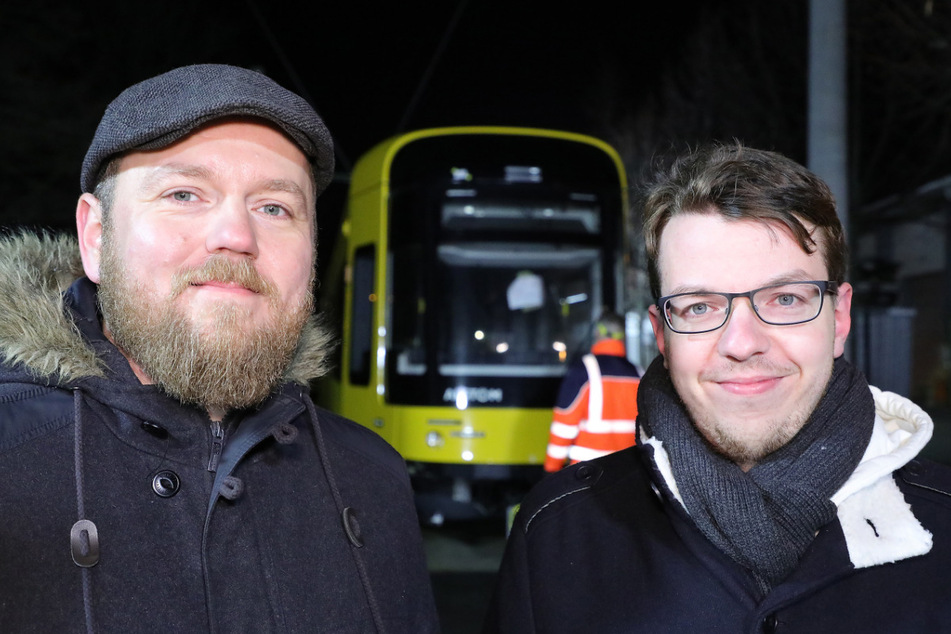 1.20 Uhr: TAG24-Dresden-Reporter Alexander Buchmann (36, l.) und Redakteur Paul Hoffmann (30) stehen müde und zugleich fasziniert vor der neuen Stadtbahn. Während die noch in der Nacht in den Betriebshof Gorbitz geschleppt wurde, endete hier die TAG24-Reise mit der neuen Bahn.