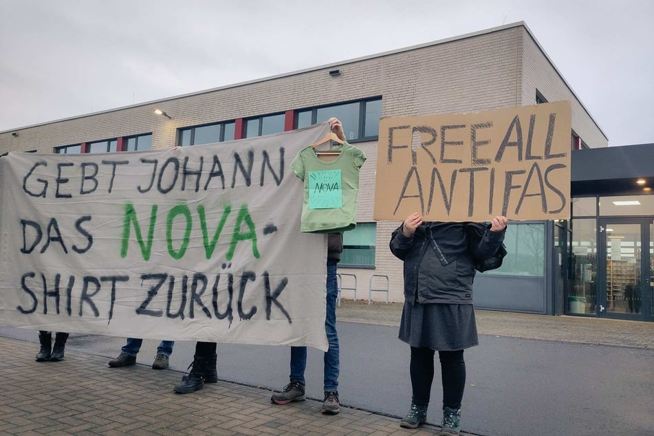 Am Montag protestierten Demonstranten gegen die Beschlagnahmung.