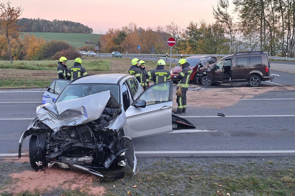 An der Autobahnabfahrt in Burkau kam es am Freitag zu einem heftigen Unfall.