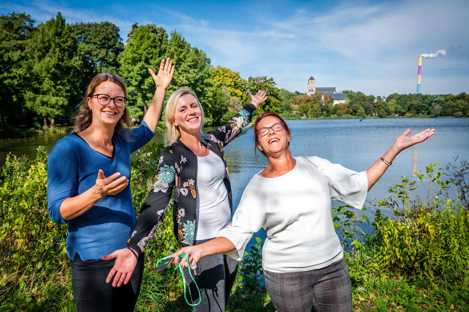 Sonne tanken, solange es geht: Jasmin, Madlen und Andrea (v.l.) genießen ihre Mittagspause am Schlossteich.