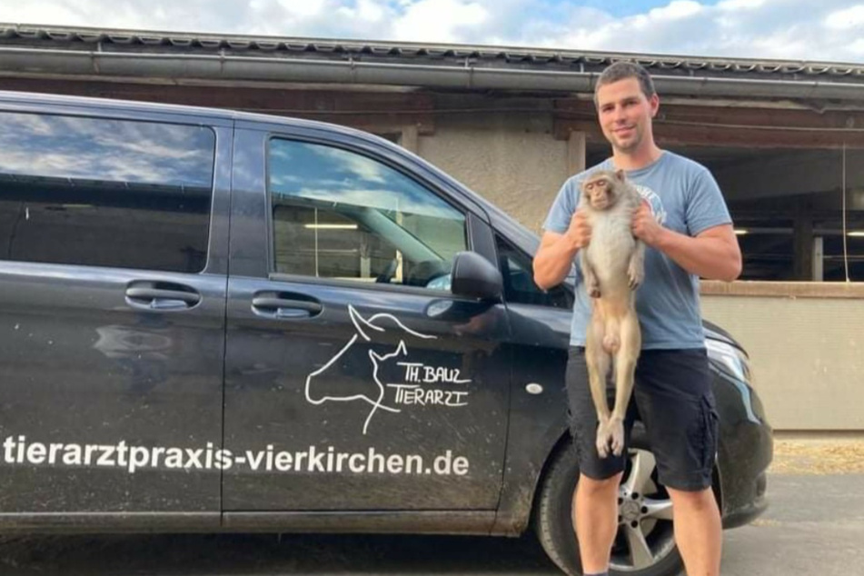 Tierarzt Thomas Bauz konnte schon eines der Tiere fangen.
