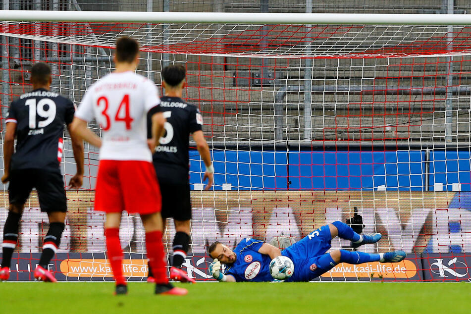 Düsseldorfs Keeper Kastenmeier hielt den Elfmeter von Kölns Uth (59.).