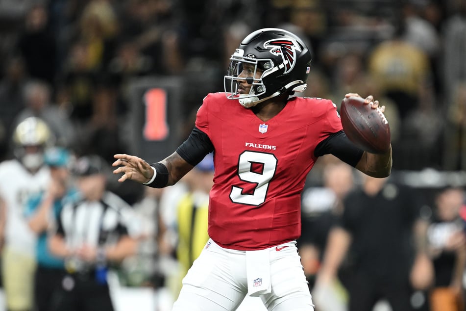 Die Atlanta Falcons um Quarterback Michael Penix Jr. (26) haben sich mit ihrem neuen Logo in den sozialen Medien zum Gespött gemacht.