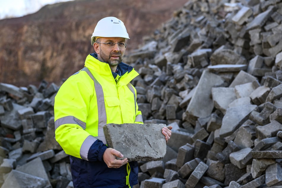 Bei Andre Knipfer (52) in den Natursteinwerken Mittweida werden große Betonbrocken zerkleinert.