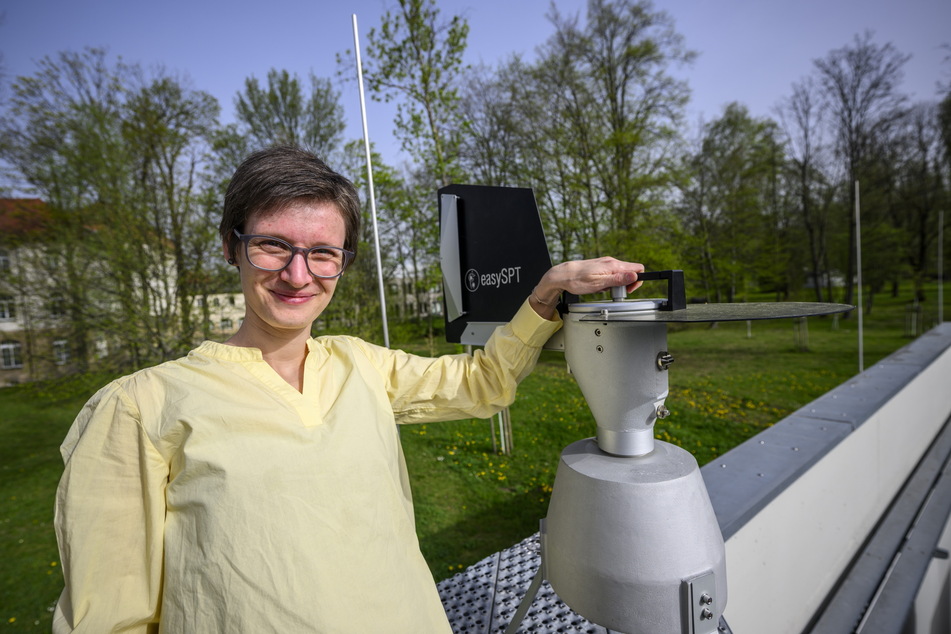 Umweltmedizinerin Lydia Sommer (38) an der Pollenfalle der Landesuntersuchungsanstalt.
