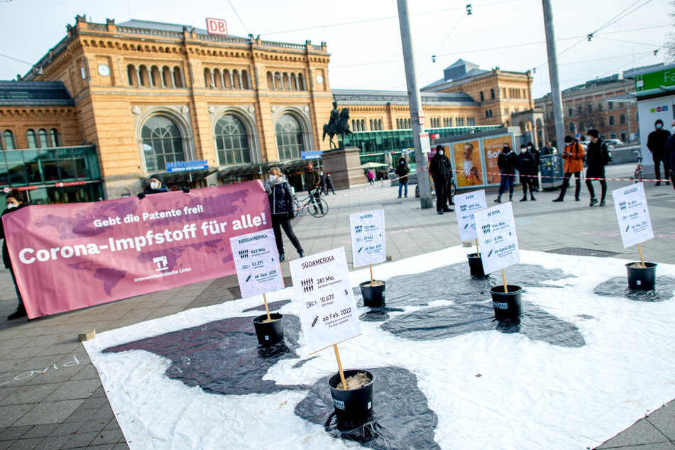 Hannover: Teilnehmer der Demonstration der Interventionistischen Linken unter dem Motto "Gebt die Patente frei! Corona-Impfstoff für alle!" stehen vor dem Hauptbahnhof.